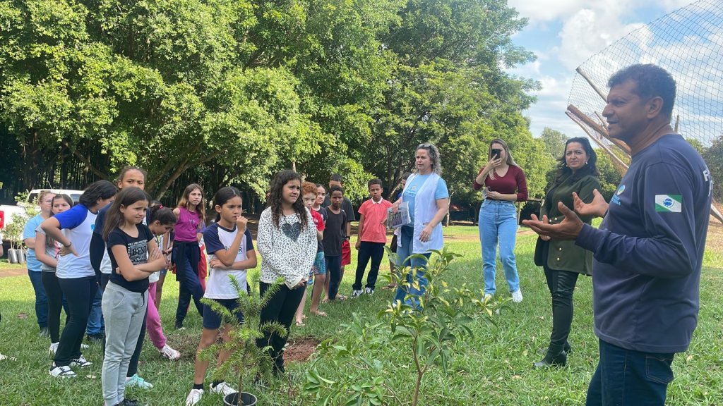 Alunos da Rede Municipal Realizam Plantio de Árvores em Ação de Recuperação Ambiental